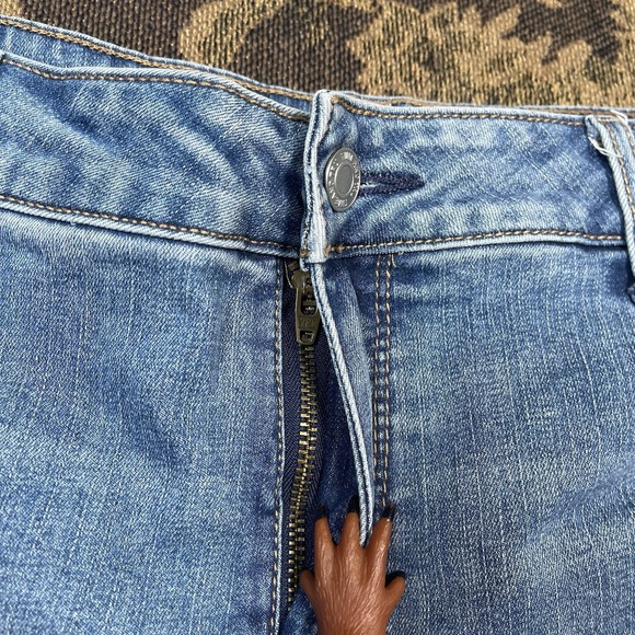 Time and Tru Women's Denim Shorts Mid Rise Cuffed Hem Medium Wash Size 14 C - Picture 2 of 6